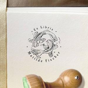 Zwei JAPANISCHE KOI-FISCHE Ex libris-Stempel. Personalisierter Exlibris-Holzstempel. Perfekte Geschenkidee. Japanische Exlibris-Stempel