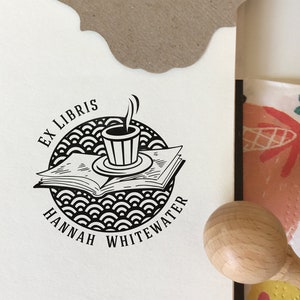 FILIŻANKA Z KAWĄ w stylu Art deco  -  Ex Libris na zamówienie - Personalizowana drewniana pieczątka - pomysł na elegancki prezent