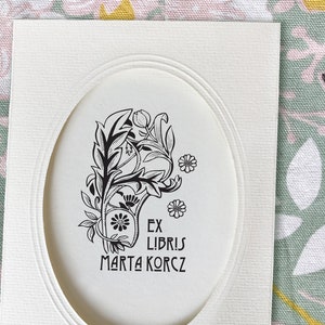 BLOEMEN Art Deco-ontwerp gepersonaliseerde ex-librisstempel. Exlibris houten stempel. Cadeau voor leraar. Vintage bloemen ex Libris speciale stempel