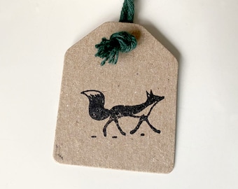 Drewniany stempel FOX. Uroczy lis. Gumowy stempel z leśnymi zwierzętami. Obrazek z dziką przyrodą. Lis do scrapbookingu. Pomysł na papier do pakowania DIY. Ilustracja biegnącego lisa.