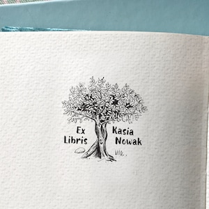 Puede incluir: Ilustración en blanco y negro de un árbol con el texto "Ex Libris" y "Kasia Nowak" en las ramas.