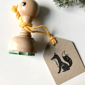 Grazioso set di timbri in legno a forma di VOLPE. Illustrazione di animali della foresta. Piccola idea regalo. Volpe seduta per scrapbooking. Idea regalo fai da te con carta da regalo.