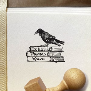 KRUK na stosie książek personalizowany Ex Libris. Spersonalizowana pieczątka z motywem kruka. Wyjątkowy prezent na Dzień Ojca, Dzień dziadka