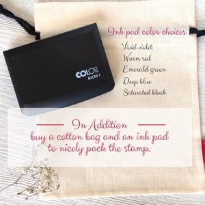 Puede incluir: Una almohadilla de tinta negra con el texto "COLOP MICRO 1" en ella. La almohadilla de tinta est&aacute; sobre una bolsa de algod&oacute;n beige con el texto "Opciones de color de la almohadilla de tinta" y una lista de colores de almohadillas de tinta: Violeta vibrante, Rojo c&aacute;lido, Verde esmeralda, Azul oscuro, Negro saturado. La bolsa tambi&eacute;n tiene el texto "Adem&aacute;s, compra una bolsa de algod&oacute;n y una almohadilla de tinta para empacar el sello de forma ordenada." y la palabra "Malu" en rojo.