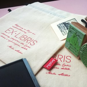 Personal Ex Libris Stamp. INDIVIDUAL DESIGN. The set contains the stamp with an Inkpad and Cotton Bag. Bespoke Wooden Stamp. Fine-quality cotton bag with two black cotton strings and an ink pad. The red Malu label is sewn in.