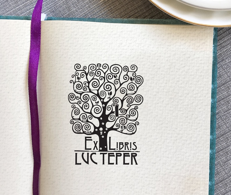 Puede incluir: Un ex libris en blanco y negro con un dise&ntilde;o de &aacute;rbol estilizado y el texto "Ex Libris LVC TEPER".