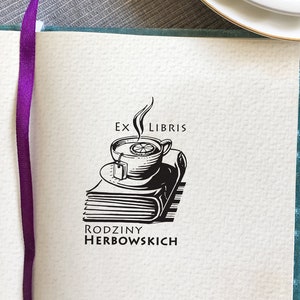 Timbro in legno personalizzato TEA and a BOOK. Timbro con disegno a mano di una tazza di tè. Timbro ex libris. Regalo per insegnante. Timbro dedicato Ex Libris