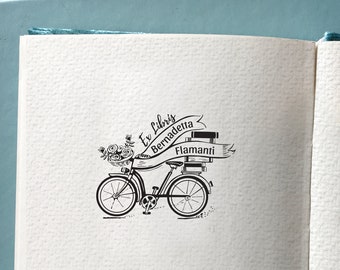 ROWER I KSIĄŻKI Stempel Ex Libris, Personalizowana pieczątka z odręcznym rysunkiem roweru z koszykiem kwiatów i książkami na bagażniku