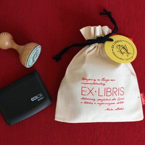 Persönlicher Ex Libris Stempel - individuelle Gestaltung - Stempelsatz mit Stempelkissen und Baumwolltasche - Holzstempel nach Maß