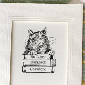 Carimbo personalizado Cat Ex Libris: Ex-libris desenhado à mão &quot;Gato e os Livros&quot;