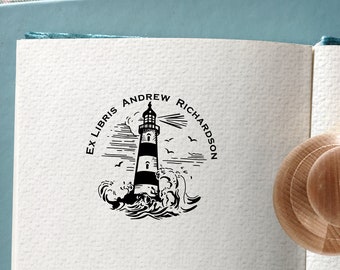 Latarnia morska- Ex Libris na zamówienie. Personalizowana drewniana pieczątka z morskim motywem. Pomysł na elegancki prezent dla żeglarza