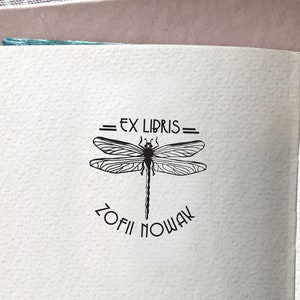 Timbro Ex Libris personalizzato in legno con scritta LIBELLULA. Ex libris Art Déco
