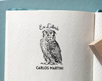 Op de afbeelding: Zwart-witte illustratie van een uil met de tekst "Ex Libris" erboven en "Carlos Martini" eronder.