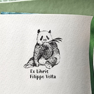 Carimbo de madeira Ex Libris personalizado PANDA. Ex Libris motivo Panda sentado Bookplate - ideia de presente personalizável para Booklover