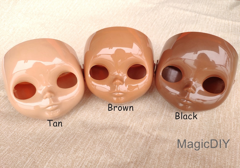 Puede incluir: Tres cabezas de mu&ntilde;eca en diferentes tonos de piel: bronceado, marr&oacute;n y negro. Cada cabeza tiene cuencas de ojos grandes, una nariz peque&ntilde;a y una boca cerrada. La palabra "Brown" est&aacute; escrita debajo de la cabeza del medio, y "Black" debajo de la cabeza derecha. La marca "MagicDIY" est&aacute; en la esquina inferior derecha.