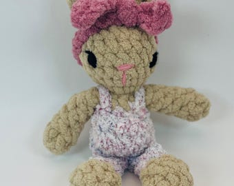 Conejito de ganchillo con overol, juguete de peluche de lana, ojos bordados, muñeco de lana suave de 18 cm.