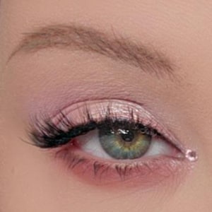 Hollow – 14MM Wispy Lashes | Haunted Doll Effect | Lightweight Synthetic Fibers | The Oddity Dollhouse image 4