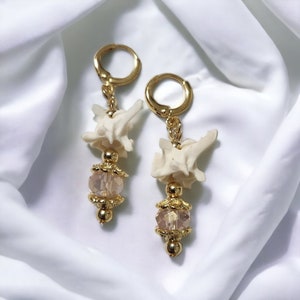 Boucles d&#39;oreilles reine Charlotte vertèbres de serpent à sonnettes / Plaqué or / Bijoux bizarres