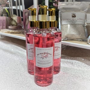 ホットな新商品、ボムシェル シャワージェル 10.4オンス ポンプ シアバター ボディウォッシュ 保湿 ピンクの香り バス用品