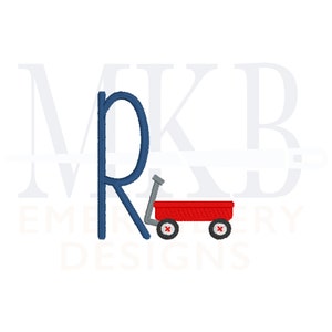 Peut inclure: Une lettre R bleue avec une petite charrette rouge derri&egrave;re. La charrette a des roues noires et une croix blanche de chaque c&ocirc;t&eacute;. Le texte "MKB Embroidery Designs" est sous la charrette.