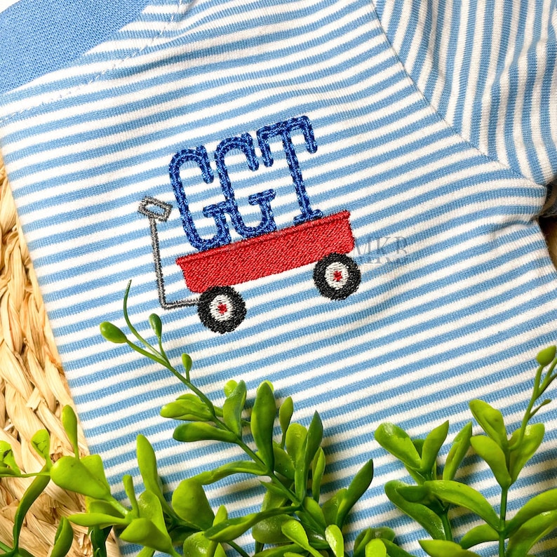 Peut inclure: Un t-shirt ray&eacute; bleu et blanc avec les lettres "GGT" brod&eacute;es en bleu sur un chariot rouge.