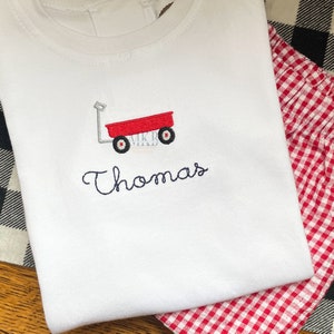 Peut inclure: T-shirt blanc avec broderie de chariot rouge et le nom "Thomas" brod&eacute; en dessous.