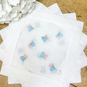 カクテルナプキンに並べられたイースターエッグ、イースター刺繍、草の中に立てられたイースターエッグ、ミニフィルステッチミシン刺繍デザインファイル