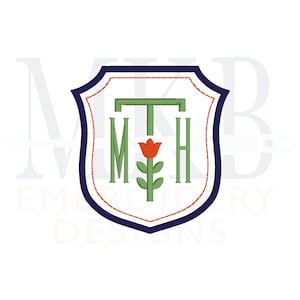 Può includere: Un monogramma verde, blu e rosso con le lettere M, T e H all'interno di una forma a scudo. La T è sopra la M e la H, e un fiore rosso con uno stelo verde è tra la M e la H.