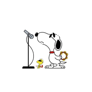 Peut inclure: Illustration de Snoopy chantant dans un microphone tout en tenant un tambourin. Woodstock joue de la guitare. Les personnages sont en noir et blanc avec des accents rouges, jaunes et bronzés. L'image est sur fond blanc.