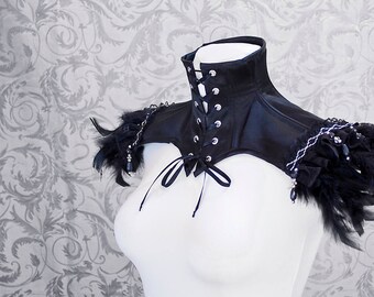 Halskorsett, Halsband, Choker, Schulterschmuck, schwarz mit Spitze und Federn