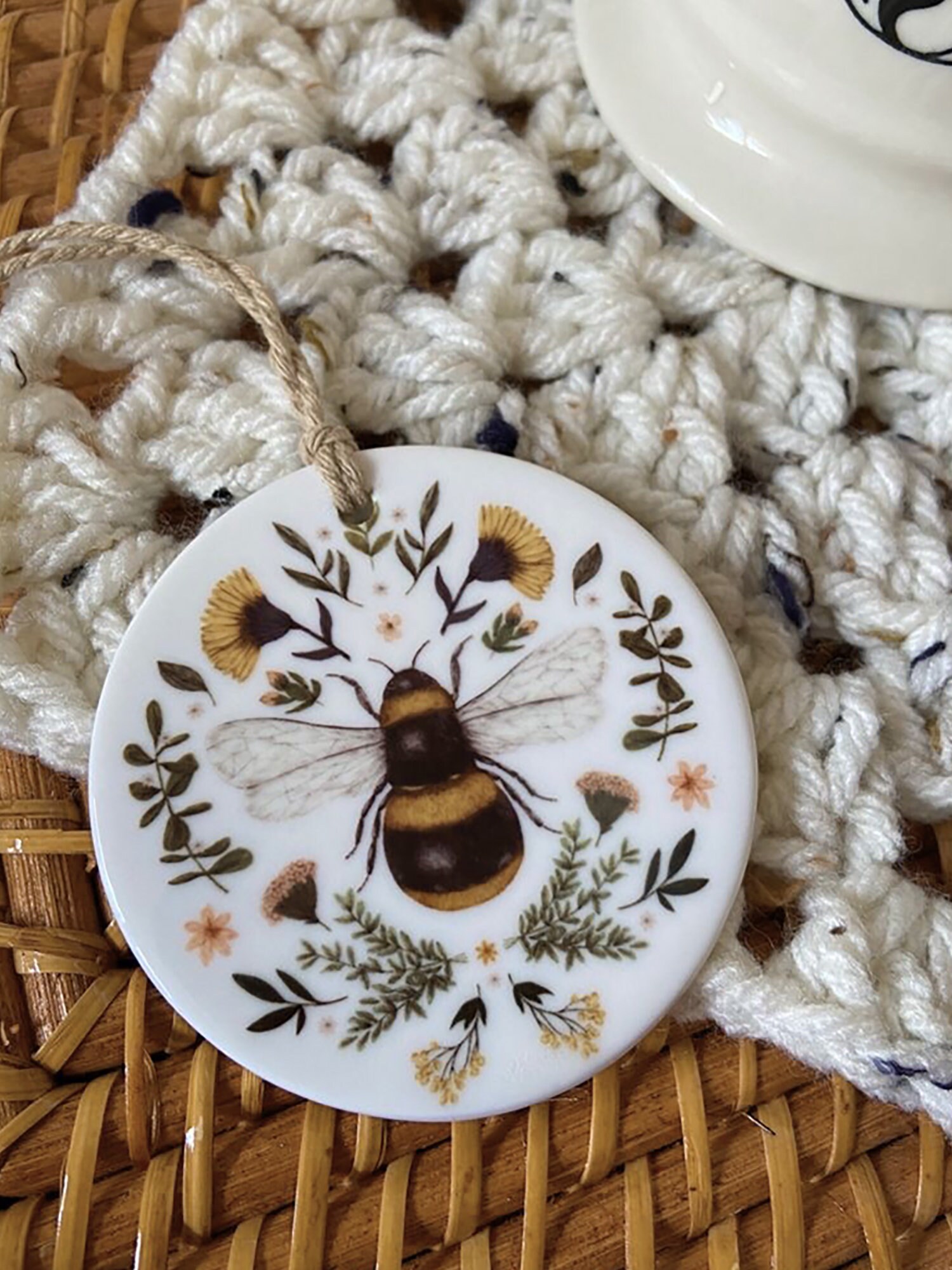 Précommandez Botanical Honeybee Ceramic Hanging Decoration