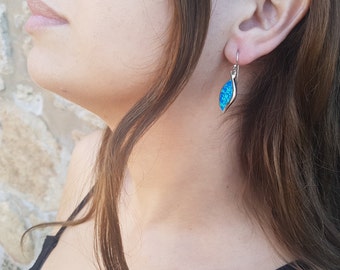 Örhängen i sterlingsilver med opalhängen: Skimrande eldopal, oktober månadssten