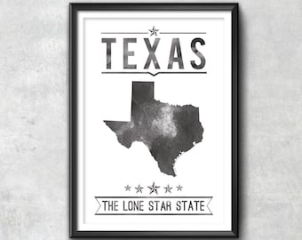 Puede incluir: Impresión enmarcada en blanco y negro con el estado de Texas. La palabra "TEXAS" está en la parte superior, con el contorno del estado debajo. El texto "THE LONE STAR STATE" está en la parte inferior, con estrellas.