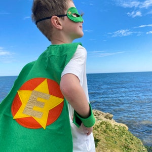 Capa de superhéroe de fieltro, disfraz de Flash, capa dorada de Flash con letras para niños, disfraz personalizado. Elige la letra o el color.