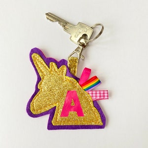 Llavero de unicornio personalizado, llavero para mochila escolar, etiqueta personalizada para mochila con unicornio, regalo para empezar el colegio. Colores y letras a tu elección.