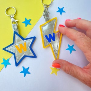 Llavero en forma de estrella de cuero de papel, estrella de llavero personalizado, llavero de estrella de plata de cuero vegano, bobinas de Robin. Elige el color y la letra