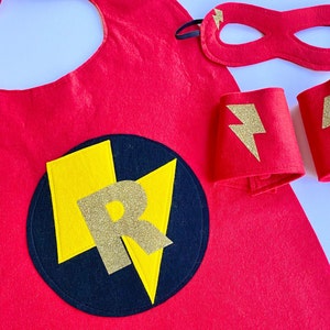 Cape éclair de super-héros en feutre pour adulte avec lettre, cape de super-héros adulte, cape pour adulte, tenue de super-héros en feutre avec lettre, taille au choix, couleur de la lettre