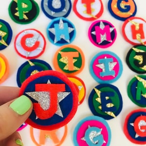 Insignia de pin de superhéroe personalizada, insignia de carta personalizada, favor de fiesta de superhéroe, relleno de calcetín de superhéroe, bobinas de petirrojos CUALQUIER COLOR / LETRA