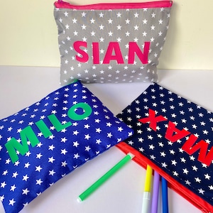 Cartera con cremallera personalizada, estuche para lápices para niños, estuche impermeable para bolígrafos, neceser de maquillaje personalizado, monedero de maquillaje lavable, neceser con cremallera, Robin's Bobbins HTV