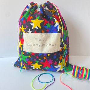Sac pour enfant personnalisé avec cordon arc-en-ciel, sac à cordon ou sac à dos, sac doublé résistant à l'eau, large choix de tissus disponibles.