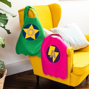 Capa de superhéroe de fieltro con forma de estrella y letra, capa de superhéroe personalizada, capa de superhéroe para niños con letra, disfraz de superhéroe de fieltro para niños. CUALQUIER COLOR/TALLA