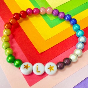 Pulsera de cuentas milagrosas con letras arcoíris personalizadas, pulsera de cuentas con ilusión elástica arcoíris con decoración de estrellas, elige la letra y el tamaño