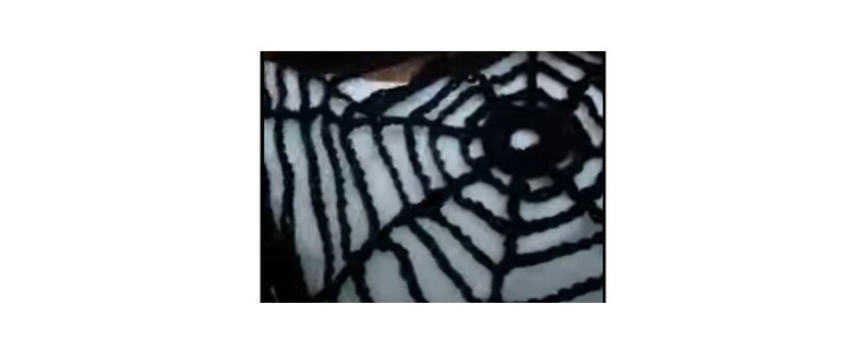 Puede incluir: Dise&ntilde;o de telara&ntilde;a de crochet negro con un gran c&iacute;rculo negro en el centro.