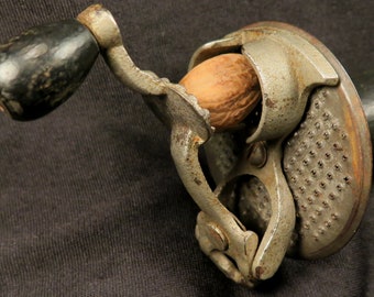 Nutmeg grinder turn of the century