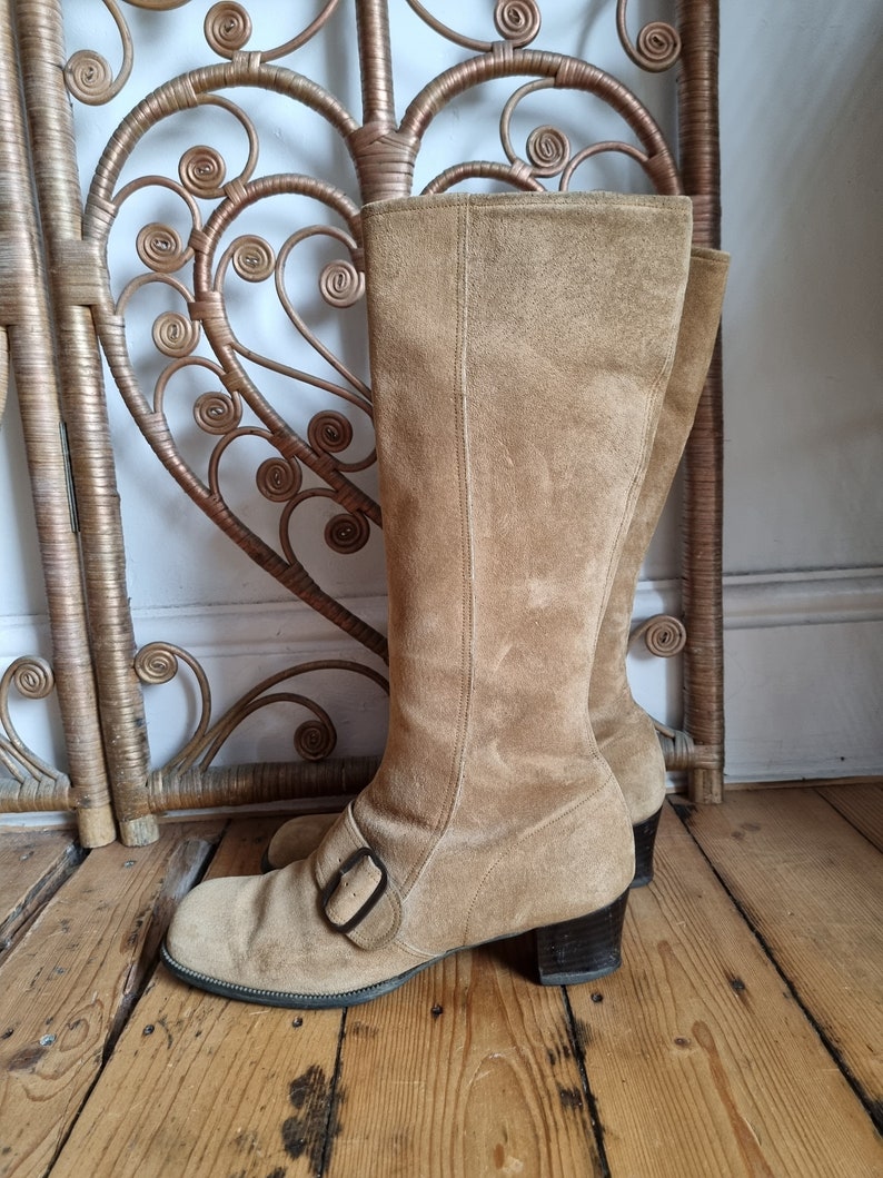 Bottes style penny lane vintage en cuir daim couleur sable camel des années 60 image 3