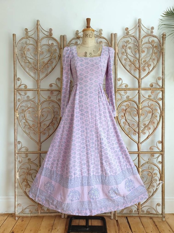 Vintage lilac floral paisley India Imports of Rhod