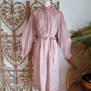 Elegancia vintage de un vestido midi estilo boho indio de los 70 con estampado floral cachemir de seda estilo hippie hippie de los años 70