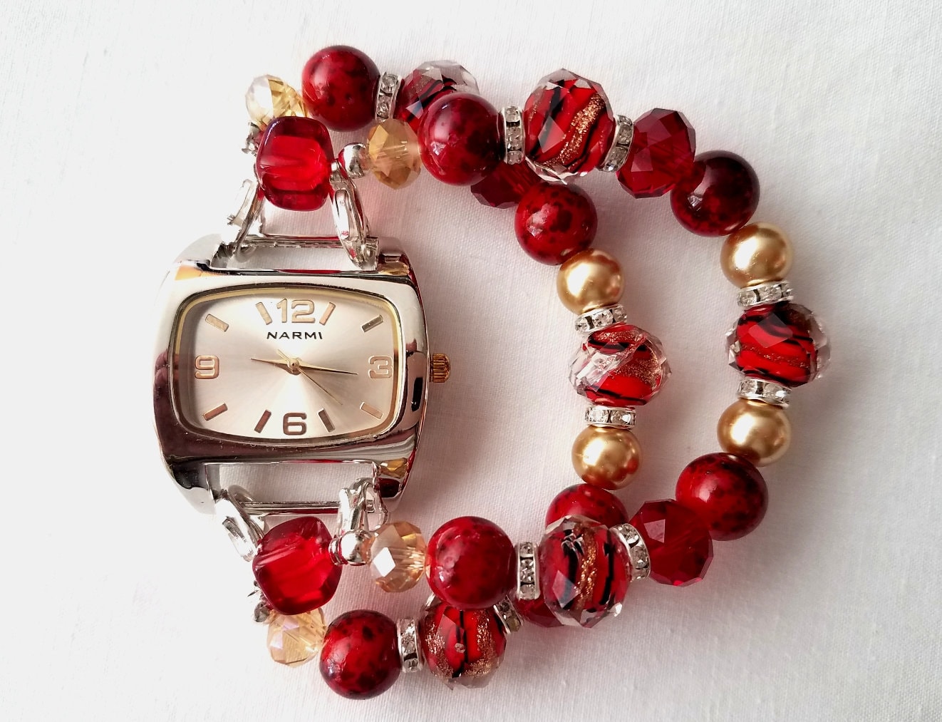 This is a Classic Red and Gold Woman display picture 3