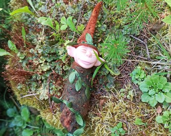 Älveunge Skogsmarksälvkokong OOAK Konstdocka Älve Liten älvdocka Älvdocka Polymerlera älvdocka Gnomdocka Fantasidocka Magisk docka