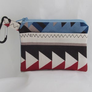 Cartera pequeña con diseño geométrico del suroeste, con mosquetón para mochila o cinturón, cierre de cremallera y dos bolsillos.